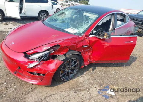 2018 Tesla Model 3 Long Range/Mid Range z USA, uszkodzony, nr VIN 5YJ3E1EA7JF058454